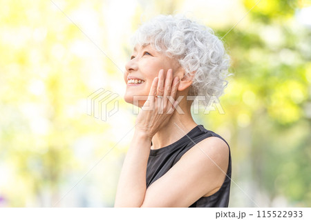 シニア女性　ポートレート 115522933