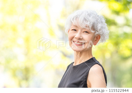 シニア女性　ポートレート 115522944