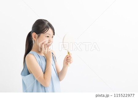 肌荒れを気にする小学生 肌荒れを気にする小学生 115522977