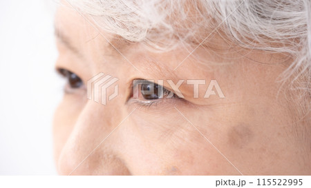 女性 シニア 目元 アップ 女性 シニア 目元 アップ 115522995