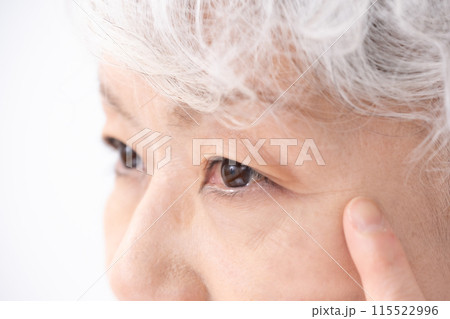 女性　シニア　目元　アップ 115522996