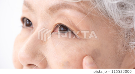 女性　シニア　目元　アップ 115523000
