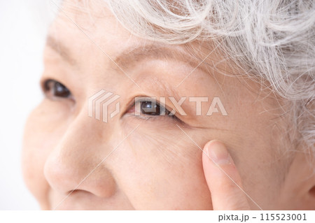 女性　シニア　目元　アップ 115523001