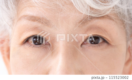女性　シニア　目元　アップ 115523002
