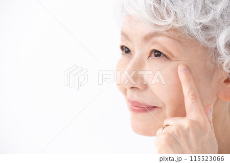 女性 シニア 目元 女性 シニア 目元 115523066