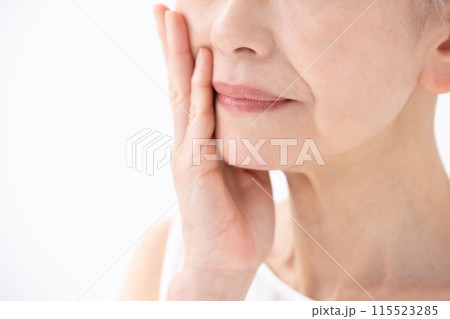 女性　シニア　頬　口元 115523285