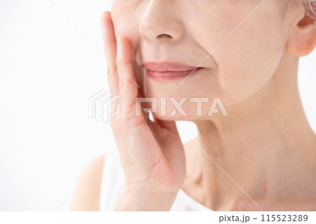 女性　シニア　頬　口元 115523289