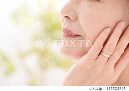 女性 シニア 頬 口元 女性 シニア 頬 口元 115523295