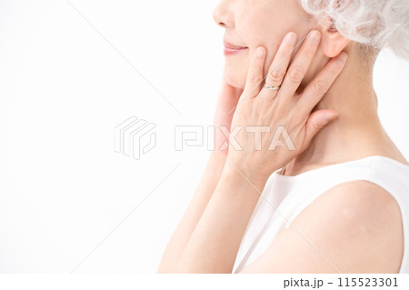 女性　シニア　頬　口元 115523301