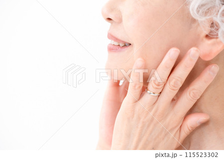 女性　シニア　頬　口元 115523302