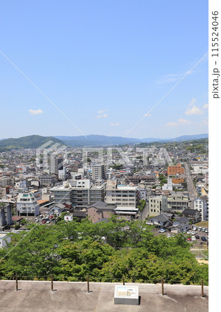 津山城の天守台跡から眺める津山市街 115524046