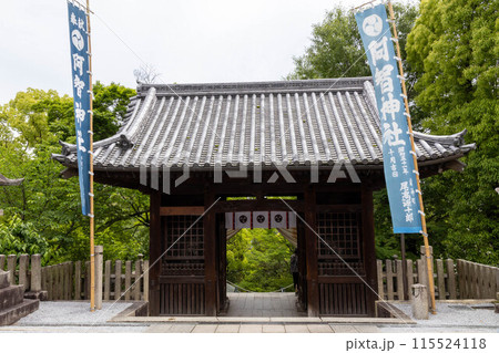 倉敷美観地区の阿智神社の中から見た随身門 倉敷美観地区の阿智神社の中から見た随身門 115524118