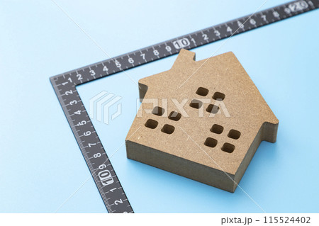 青背景に曲尺と家のオブジェ 青背景に曲尺と家のオブジェ 115524402