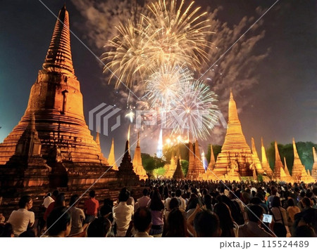 タイの寺院と花火を見る多くの人 115524489