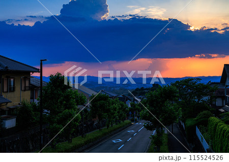 奈良市街　平城山の夕景　山際の夕焼け空と発達中の入道雲③ 115524526