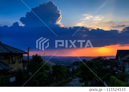 奈良市街　平城山の夕景　山際の夕焼け空と発達中の入道雲⑫ 115524535