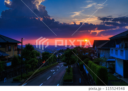 奈良市街 平城山の夕景 入道雲と雄大な雲の下朱色に染まる夕焼け空と街並み② 奈良市街 平城山の夕景 入道雲と雄大な雲の下朱色に染まる夕焼け空と街並み② 115524548