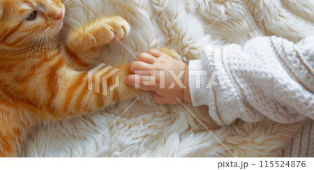 猫の手を握る赤ちゃんの可愛い手 115524876