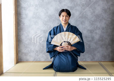 扇子を持った和装の男性 115525295