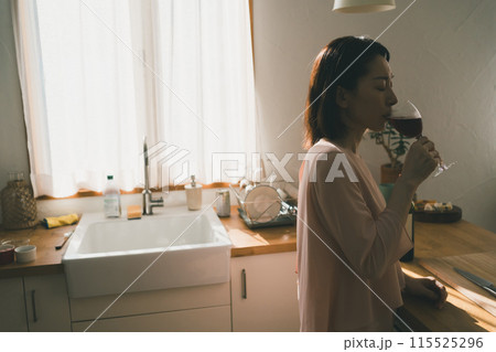 キッチンでワインを飲む主婦 キッチンでワインを飲む主婦 115525296
