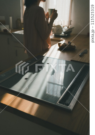 キッチンで朝食を立ち食いする主婦 115525319