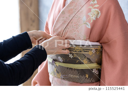 着付けをする着物の女性 115525441