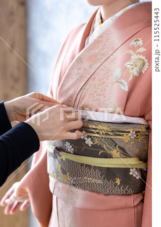 着付けをする着物の女性 着付けをする着物の女性 115525443