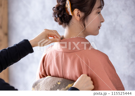 着付けをする着物の女性 着付けをする着物の女性 115525444