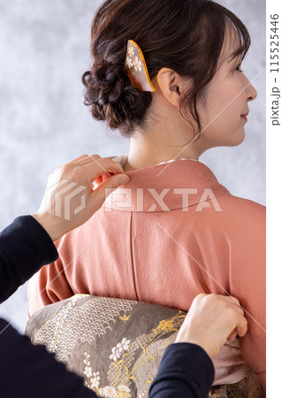 着付けをする着物の女性 115525446
