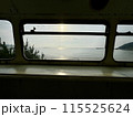 車窓から見る朝日 115525624