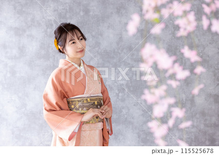 着物の前で、桜を愛でる着物女性 115525678