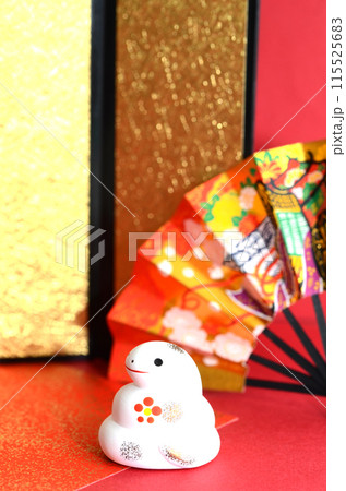 2025年年賀状素材・巳年・蛇の置物・赤色バック 2025年年賀状素材・巳年・蛇の置物・赤色バック 115525683