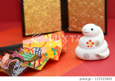 2025年年賀状素材・巳年・蛇の置物・赤色バック 115525685