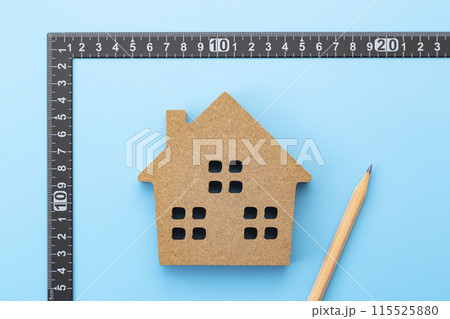 青背景に曲尺と家のオブジェ 115525880