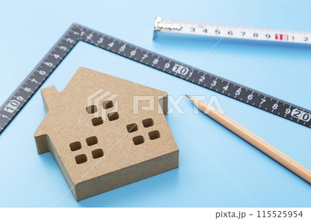 青背景に曲尺と家のオブジェ 115525954