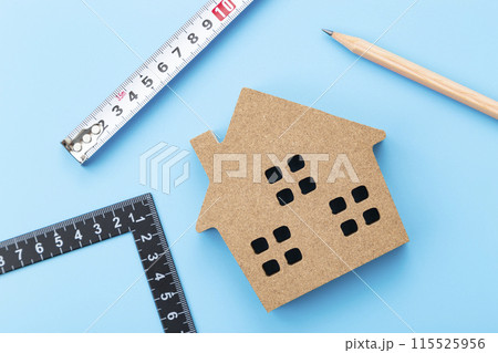 青背景に曲尺と家のオブジェ 115525956