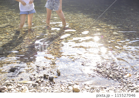 夏休みの帰省で遊んだキラキラ水面が光る川 夏休みの帰省で遊んだキラキラ水面が光る川 115527046