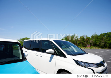 車　駐車場　公園　ファミリーカー 115527286