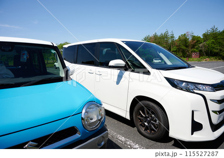 車　駐車場　公園　ファミリーカー 115527287