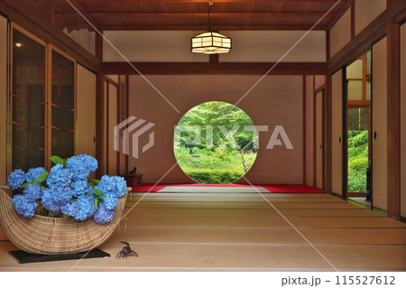 初夏 鎌倉明月院本堂(あじさい寺)の丸窓 和の趣き 初夏 鎌倉明月院本堂(あじさい寺)の丸窓 和の趣き 115527612