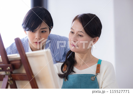 趣味　デッサンをするシニア女性と女性講師 115527771