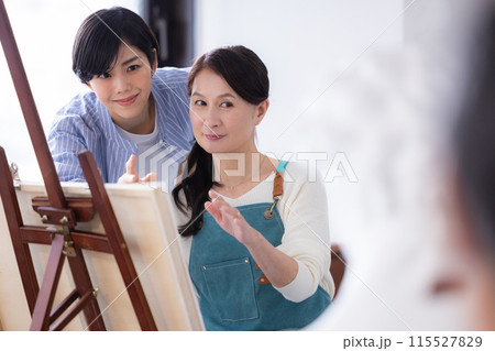 趣味　デッサンをするシニア女性と女性講師 115527829