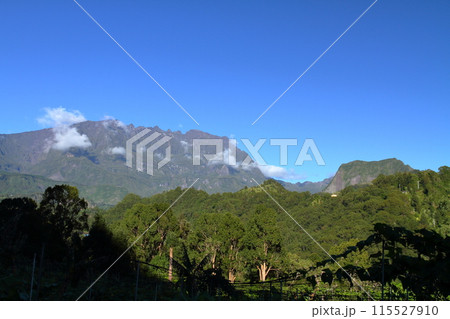 フランス海外県レユニオン島　世界自然遺産のサラジー圏谷の拠点サラジー村の高台から山の景色 115527910