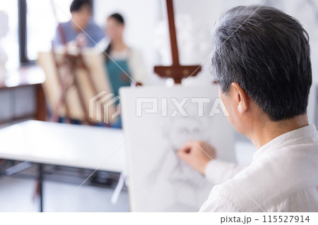 趣味 デッサンをするシニア男性の後ろ姿 趣味 デッサンをするシニア男性の後ろ姿 115527914