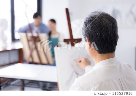 趣味 デッサンをするシニア男性の後ろ姿 趣味 デッサンをするシニア男性の後ろ姿 115527916