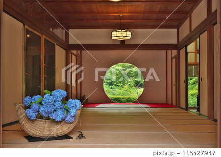 初夏 鎌倉明月院本堂(あじさい寺)の丸窓 和室 初夏 鎌倉明月院本堂(あじさい寺)の丸窓 和室 115527937