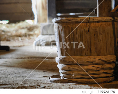 土間に置かれた古い木の桶と箍 115528170