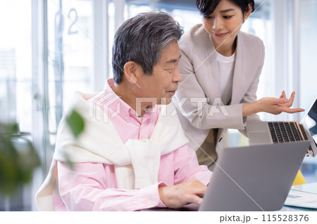 シェアオフィスで仕事をするシニア男性 115528376