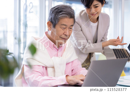 シェアオフィスで仕事をするシニア男性 115528377