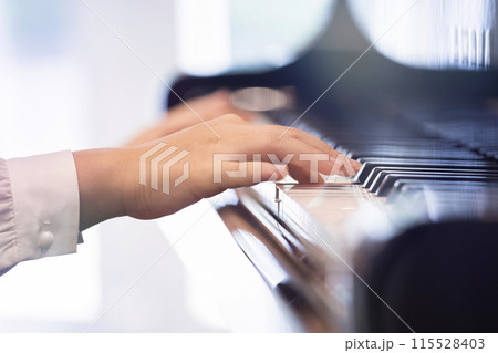 ピアノ演奏をする中学生女の子手元 115528403